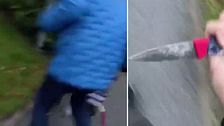 En person i blå täckjacka som ser ut att springa ifrån kameran och en hand so håller i en kniv.