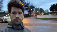 SVT:s reporter Daniel Strömbäck på plats vid branden på äventyrslandet i Halmstad