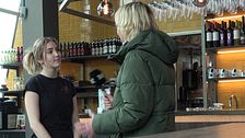 en kvinna som jobbar i restaurang intervjuas av SVT:s reporter