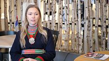 Naadja Edlund Östergren framför en spaljé av björkar