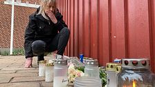 Gittan framför platsen på Planteringen i Helsingborg där man i 30-årsåldern sköts ihjäl