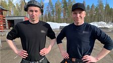 Albin Burman och Henrik Sjölund står framför kontoret till Skogstjänst i Malå.