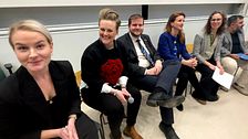 Sex EU-politiker sitter på rad på scenen i Mittuniversitetets aula och ler in i kameran.