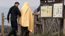Person förs i gul filt av polis