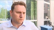 Advokat Magnus Nyström blir intervjuad i TV.