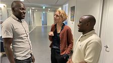 Två doktorander från Uganda pratar med Anna Mia Ekström, professor i global infektionsepidemiologi på Karolinska Institutet i Solna.