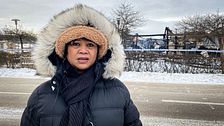 Lisa Ohlsson står framför sin nedbrunna frisörsalong i Vagnhärad.