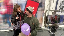 Isabella och Semmy besökte SVT:s tält för att prova på hur det är att vara reporter.