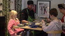 Två elever en kock och en lärare sitter med vid chef´s table för att diskutera skolmaten och annat på Skönsmons skola i Sundsvall