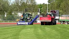 Traktorer på fotbollsplan