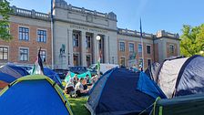 Studenter i tält utanför Göteborgs universitet