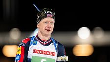 Biathlonutövare i tävlingsdräkt med nummer 5, Bauhaus-sponsor.