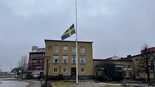 Flagga på halvstång utanför Kumla kommunhus.
