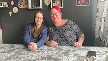 De två mammorna Annika Hedlund Gustafsson och Sara Fastesson som startat facebookgruppen hemmasittare sitter vid köksbordet hemma hos Sara
