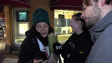 Luleåborna Malisa Songsuwan och Elina Gustavsson tittar på en bild i telefonen som SVT:s reporter Elias Paulsson visar.