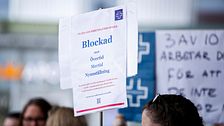 Protestskylt med orden ”Blockad mot övertid mertid nyanställning” i samband med Vårdförbundets blockad.