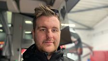Johan Olofsson, 28, som jobbar på bussbolag i Veinge i Laholms kommun, har fått bedömningen intellektuell funktionsnedsättning omvärderad.