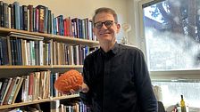 Hjärnforskaren Martin Ingvar håller i en hjärna. Han är expert på analfabetism.