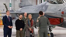 Zelenskyj tillsammans med andra framför ett F-16-plan