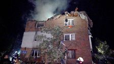Rök stiger ur ett bostadshus i Charkiv efter en attack.