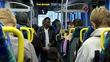 Flera resenärer ombord på en buss