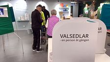 Personer köar för att få förtidsrösta i en vallokal i Örnsköldsvik