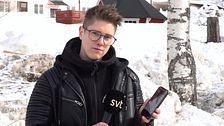 SVT:s reporter håller i en telefon i centrala Naggen.