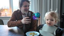 Jesper Johansson jobbar på Northvolt. Nu är han föräldraledig. Här på bild med barnet.
