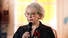 Den ryska journalisten Ekaterina Barabash med en mikrofon i handen.
