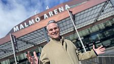 Glad volontär framför Malmö Arena