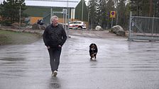 Thomas Fröberg med en av sina hundar