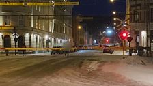 Plankorsningen vid Nybrogatan i Sundsvall där bommarna är fällda men en person ändå genar förbi när tåget ska komma