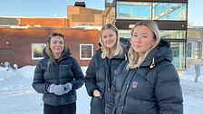 Eleverna Moa Jakobsson, Elin Nilsson och Tindra Lidström utanför Dragonskolan i Umeå