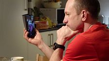 Denys Rublenko i Boden pratar med sina föräldrar via ett videosamtal.