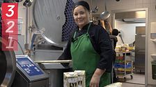 Köksansvarig på Skönsmons skola i Sundsvall Maria Sundberg står vid en stor gryta och kokar dagens lunch till de drygt 300 eleverna på skolan