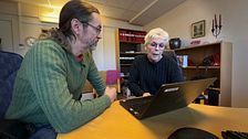 fackförbundet Kommunals sektionsansvariga Eva Jansson som sitter vid en dator tillsammans med SVTs reporter.