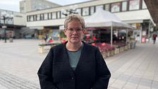 Karin Wanngård på torget i Fruängen
