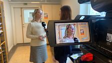 Skolminister Lotta Edholm (L) på besök på St Olofsskolan i Sundsvall intervjuad av SVT Västernorrlands reporter Anna Beijron med en kamera i förgrunden på bilden