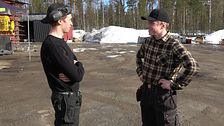 Två killar i Malå står på en gård.