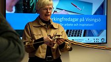 Ann-Marie Nilsson (C), kommunalråd i Jönköping klipper invigningsband. Hon har kort ljust hår, glasögon och en beige kavaj