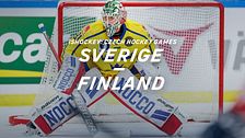 Ishockeymålvakt i svensk landslagsdräkt inför matchen Sverige–Finland.