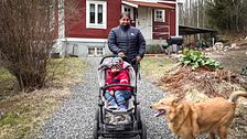 Tvåbarnsmamman Emma lämnar sitt hus med en barnvagn och en hund i Storå.