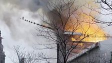 En spira på en brinnande byggnad som faller