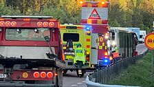 Stort räddningspådrag efter en frontalkrock på gamla E4 söder om Hudiksvall. Bilkö med bärgningsbil, ambulans och buss.