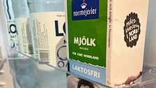 Närbild på mjölkförpackning från Norrmejerier.