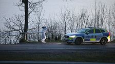 Polistekniker på väg mot polisbil vid rastplatsen Vista kulle vid E4 norr om Jönköping