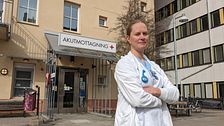 Johanna Södersten i vita vårdkläder framför akutmottagningens ingång i Umeå.