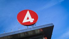 TV4-logga på byggnad mot klarblå himmel.