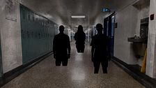 Tre siluetter i skolkorridor