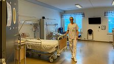 Verksamhetschefen Jenny Wingerstrand står i en tom patientsal.